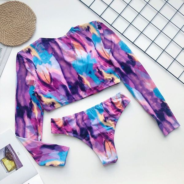 Kétrészes női fürdőruha hosszú ujjal, színes mintával