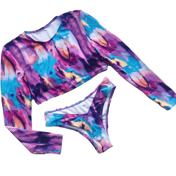 Kétrészes női fürdőruha hosszú ujjal, színes mintával