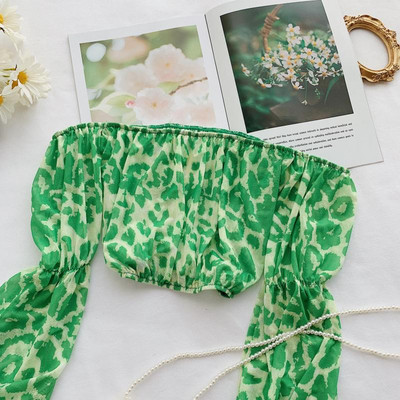 Σύντομη γυναικεία μπλούζα  με ζωικό μοτίβο σε διάφορα χρώματα