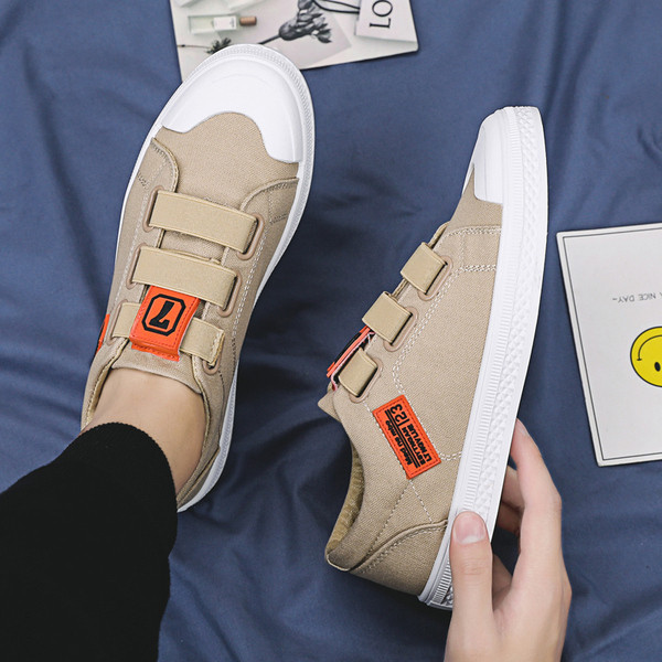 Új férfi tornacipő modell három színben emblémával