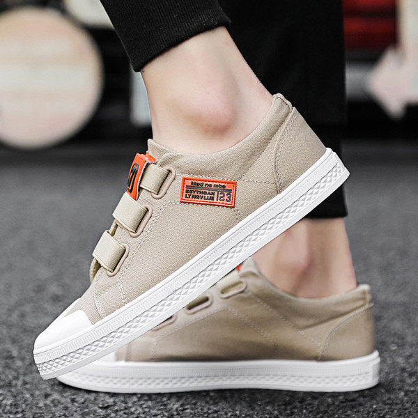 Új férfi tornacipő modell három színben emblémával