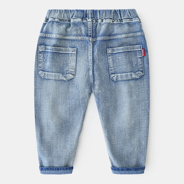 Modern, kék színű rátéttel és zsebekkel ellátott gyerekfarmer fiúknak