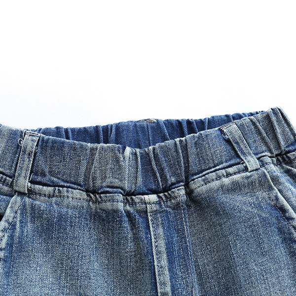 Modern, kék színű rátéttel és zsebekkel ellátott gyerekfarmer fiúknak