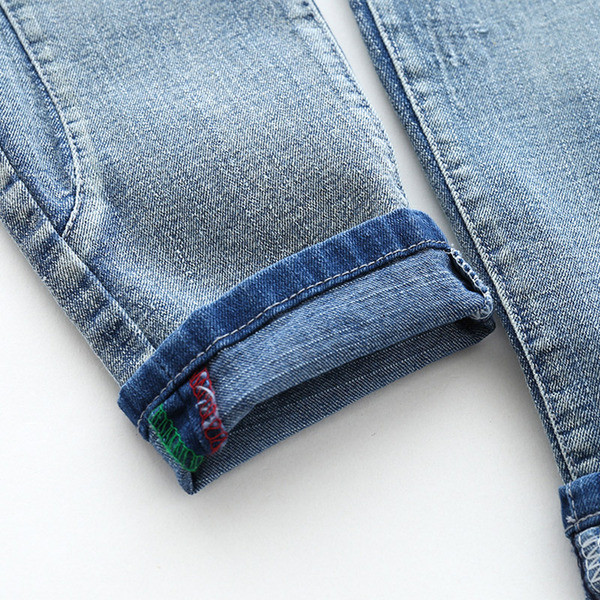 Modern, kék színű rátéttel és zsebekkel ellátott gyerekfarmer fiúknak