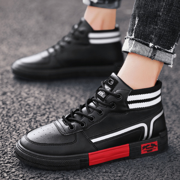 Férfi tornacipő fehér és fekete színben, lapos talppal és fűzővel