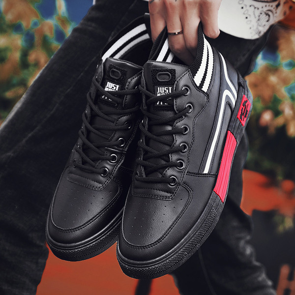 Férfi tornacipő fehér és fekete színben, lapos talppal és fűzővel