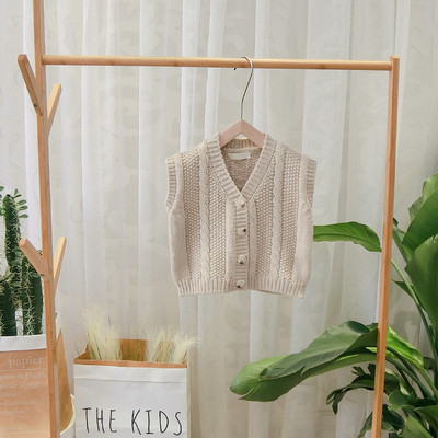 Korszerű gyerekmellény spitz nyakkivágással és gombokkal fiúknak