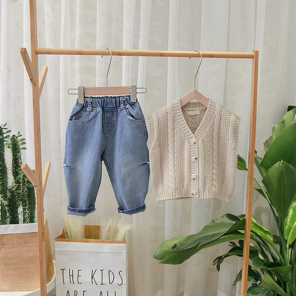 Korszerű gyerekmellény spitz nyakkivágással és gombokkal fiúknak