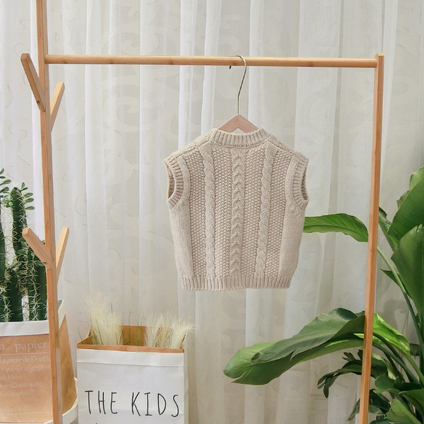 Korszerű gyerekmellény spitz nyakkivágással és gombokkal fiúknak