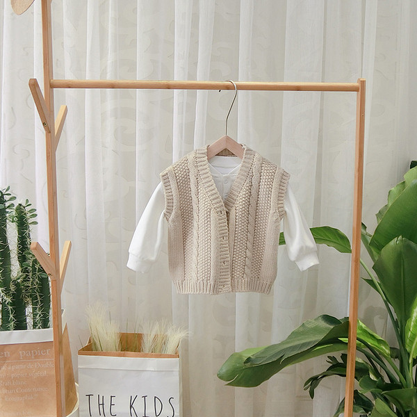 Korszerű gyerekmellény spitz nyakkivágással és gombokkal fiúknak