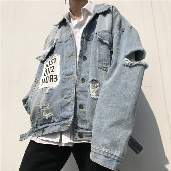 Jachetă bărbătească din denim cu motive rupte de culoare deschisă