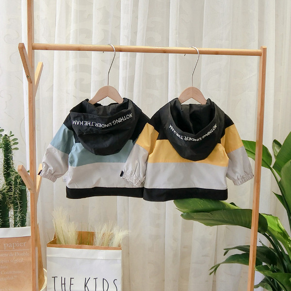 Geaca de copii actuala pentru baieti cu gluga in doua culori