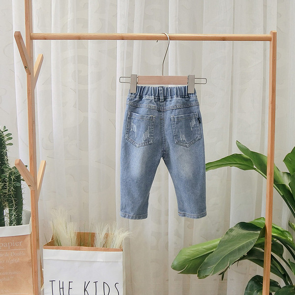 Aktuális gyerekfarmer szakadt motívumokkal fiúknak kék színben