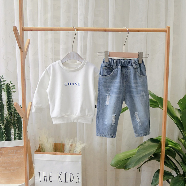 Aktuális gyerekfarmer szakadt motívumokkal fiúknak kék színben