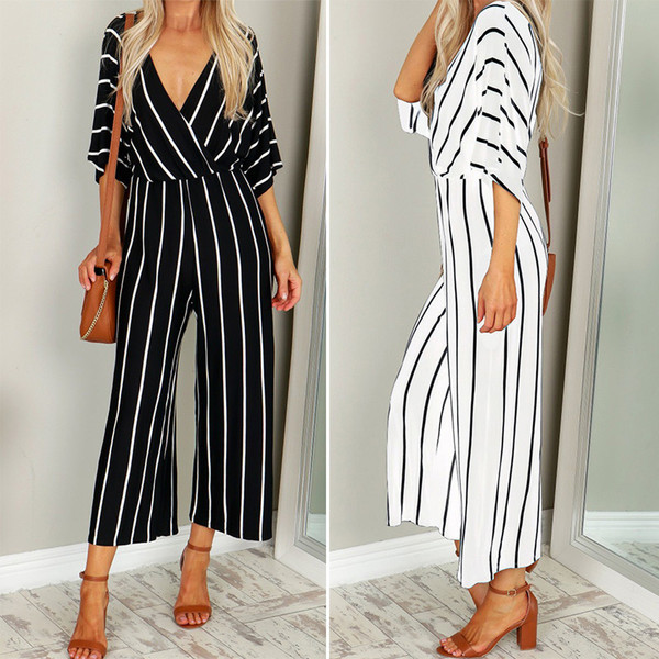 Salopetă elegantă de damă în dungi, cu un decolteu adânc în alb și negru