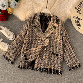 Aktuális női kabát V-alakú gallérral - klasszikus modell