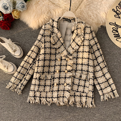 Aktuális női kabát V-alakú gallérral - klasszikus modell