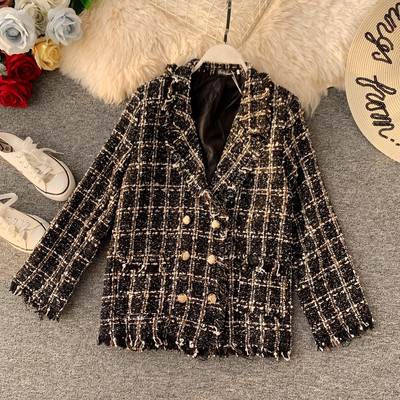 Aktuális női kabát V-alakú gallérral - klasszikus modell