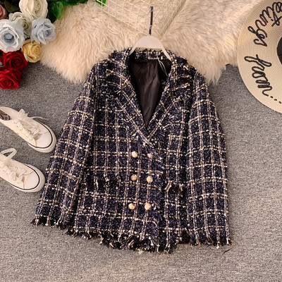 Aktuális női kabát V-alakú gallérral - klasszikus modell