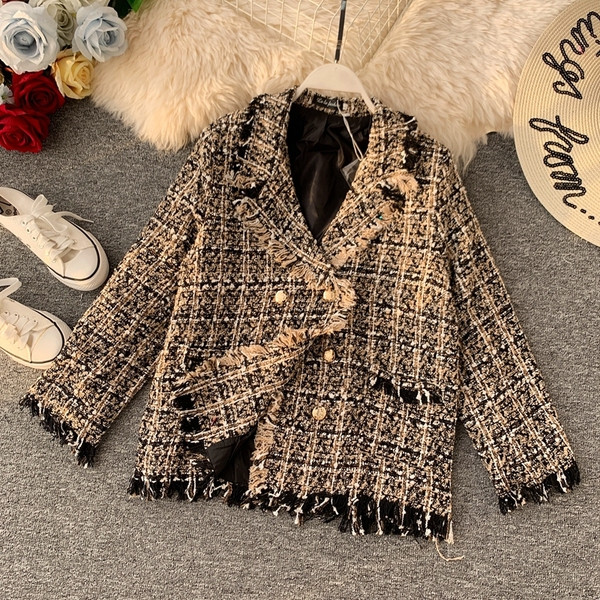 Aktuális női kabát V-alakú gallérral - klasszikus modell