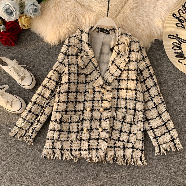 Aktuális női kabát V-alakú gallérral - klasszikus modell