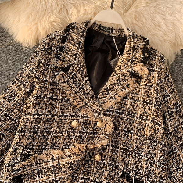 Aktuális női kabát V-alakú gallérral - klasszikus modell