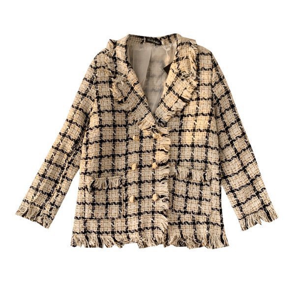 Aktuális női kabát V-alakú gallérral - klasszikus modell