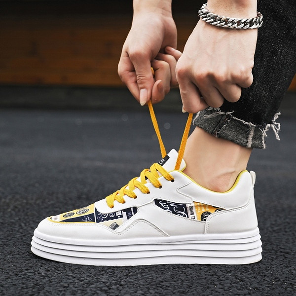 Tenisi de barbati actuali in trei culori - cu aplicare