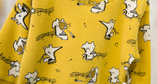 Παιδική μπλούζα με εφαρμογή και λαιμό O σε διάφορα χρώματα