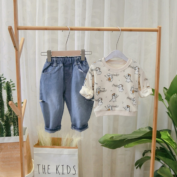 Παιδική μπλούζα με εφαρμογή και λαιμό O σε διάφορα χρώματα