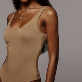 Napi női test széles pántokkal, többféle színben