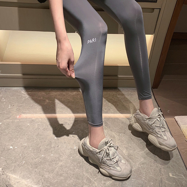 Σπορ γναικείο κολάν  σε μαύρο και γκρι χρώμα με  γράμματα