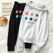 Γυναικεία μπλούζα σε λευκό και μαύρο χρώμα  με κορδόνια και κουκούλα