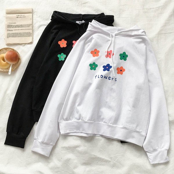 Γυναικεία μπλούζα σε λευκό και μαύρο χρώμα  με κορδόνια και κουκούλα