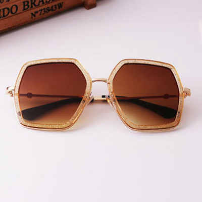 Μοντέρνα γυαλιά ηλίου σε διάφορα χρώματα