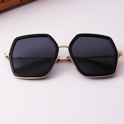 Μοντέρνα γυαλιά ηλίου σε διάφορα χρώματα