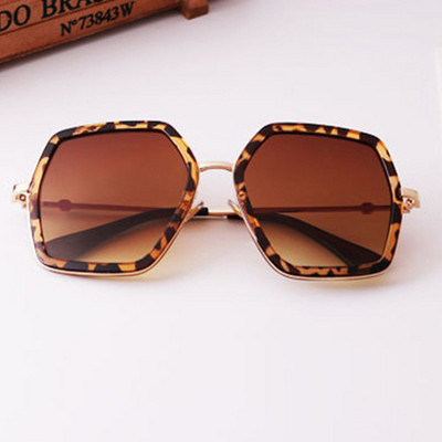 Μοντέρνα γυαλιά ηλίου σε διάφορα χρώματα