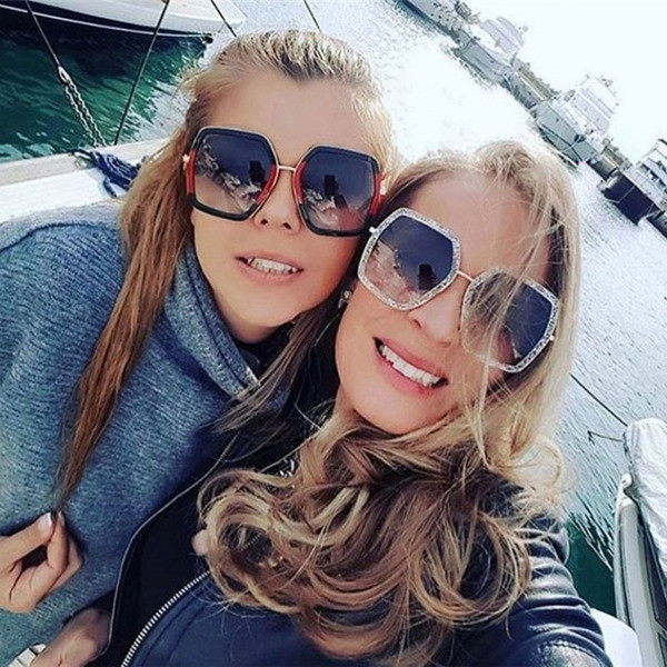 Μοντέρνα γυαλιά ηλίου σε διάφορα χρώματα