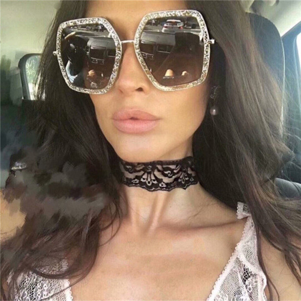 Μοντέρνα γυαλιά ηλίου σε διάφορα χρώματα