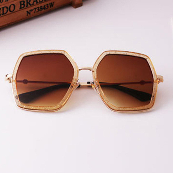 Μοντέρνα γυαλιά ηλίου σε διάφορα χρώματα