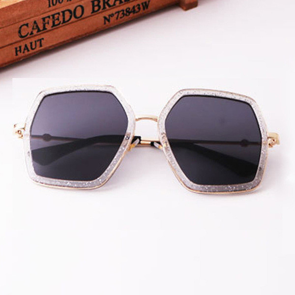 Μοντέρνα γυαλιά ηλίου σε διάφορα χρώματα