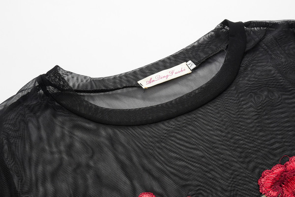 Διαφανή  γυναικείο μπλουζάκι σε μαύρο χρώμα με κεντήματα