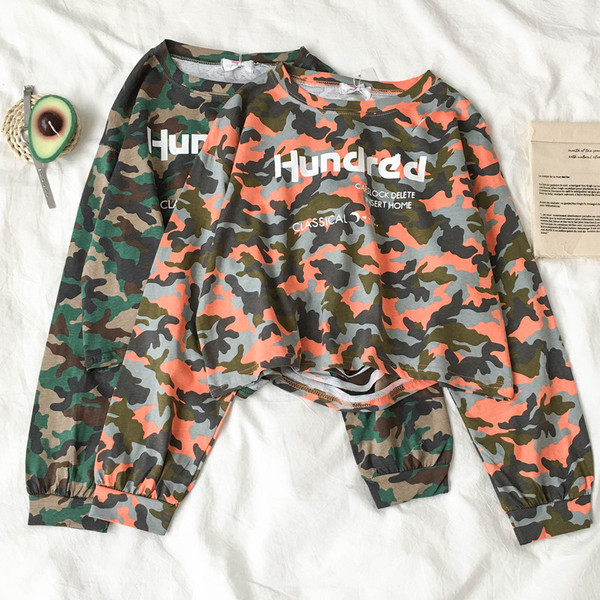 Γυναικεία μπλούζα με σχέδιο καμουφλάζ-σε δύο χρώματα