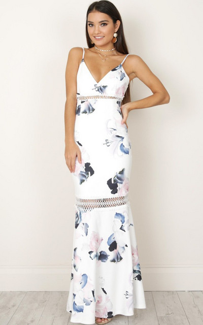 Μοντέρνο γυναικείο φόρεμα με λεπτές λουρίδες σε λευκό χρώμα