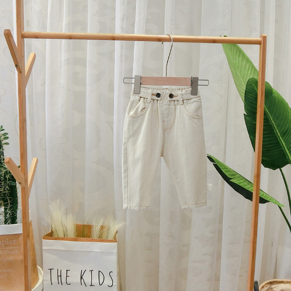 Gyermeknadrág új modellje bézs színű zsebekkel