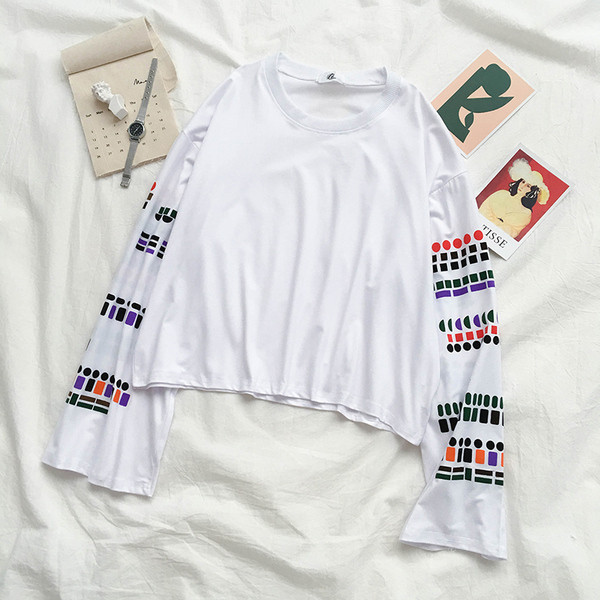 Γυναικεία μπλούζα σε λευκό και μαύρο με λαιμό O