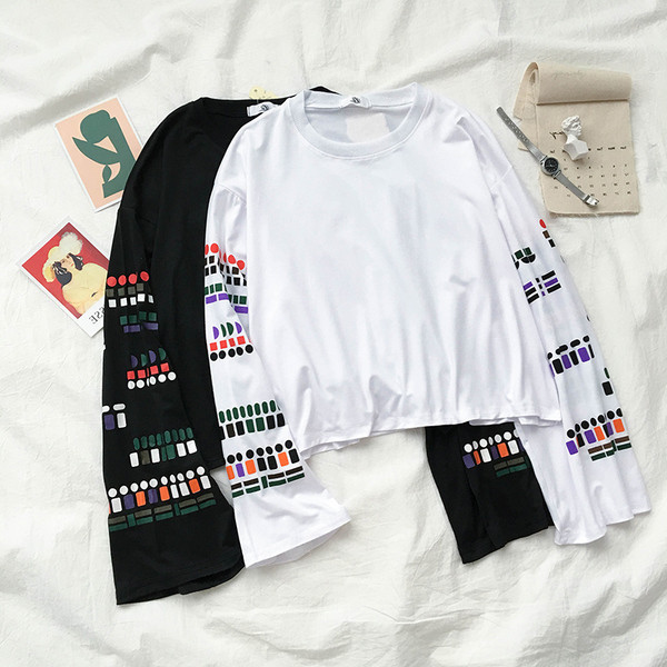 Γυναικεία μπλούζα σε λευκό και μαύρο με λαιμό O