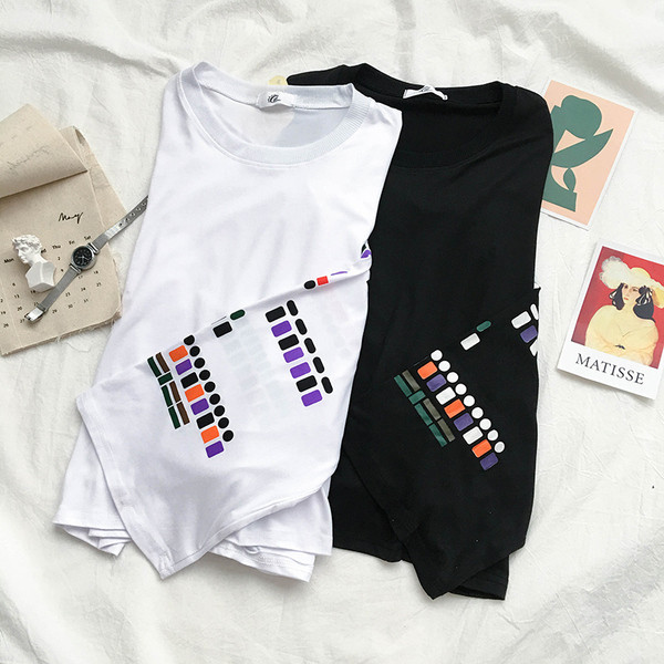 Γυναικεία μπλούζα σε λευκό και μαύρο με λαιμό O