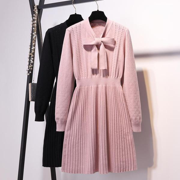 Téli női ruha szabású modell fekete és rózsaszín szalaggal