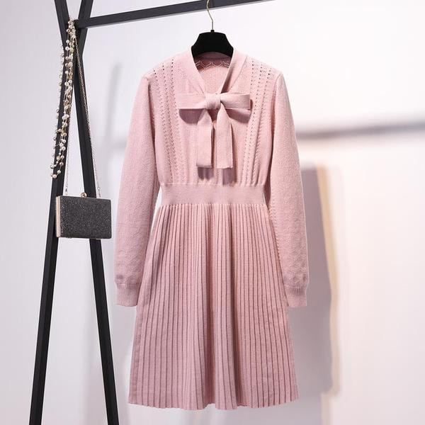 Téli női ruha szabású modell fekete és rózsaszín szalaggal